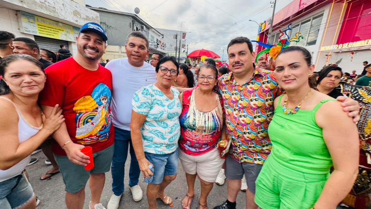 Leia mais sobre o artigo Marcelo Coelho prestigia bloco do jacaré em Feira Nova ao lado de lideranças políticas