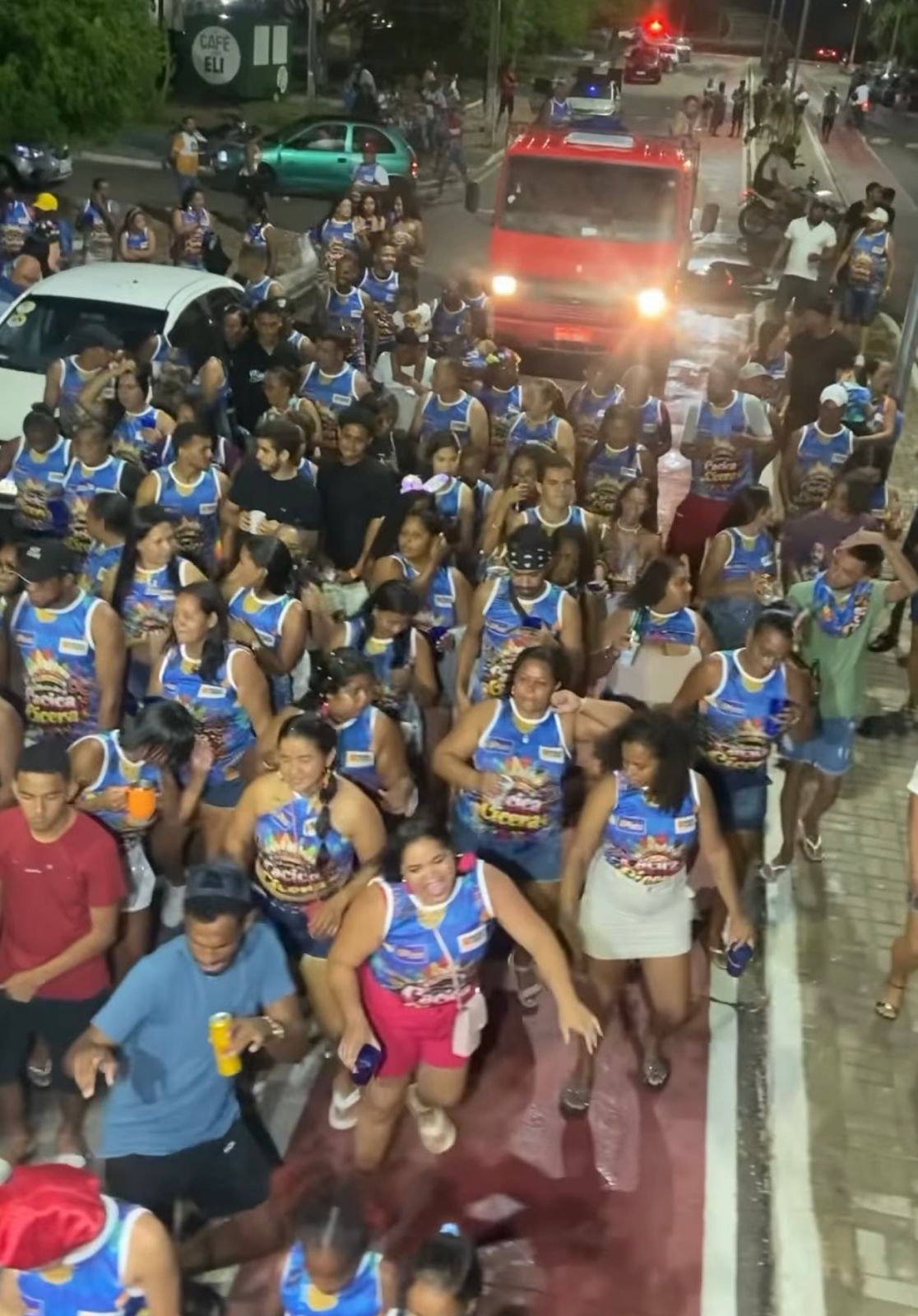 Leia mais sobre o artigo Bloco da vereadora Cacica Cicera Pankará arrasta multidão e vira o assunto da cidade em Itacuruba