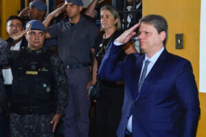 Leia mais sobre o artigo Tarcísio vive crise com polícia e vira alvo da bancada da bala