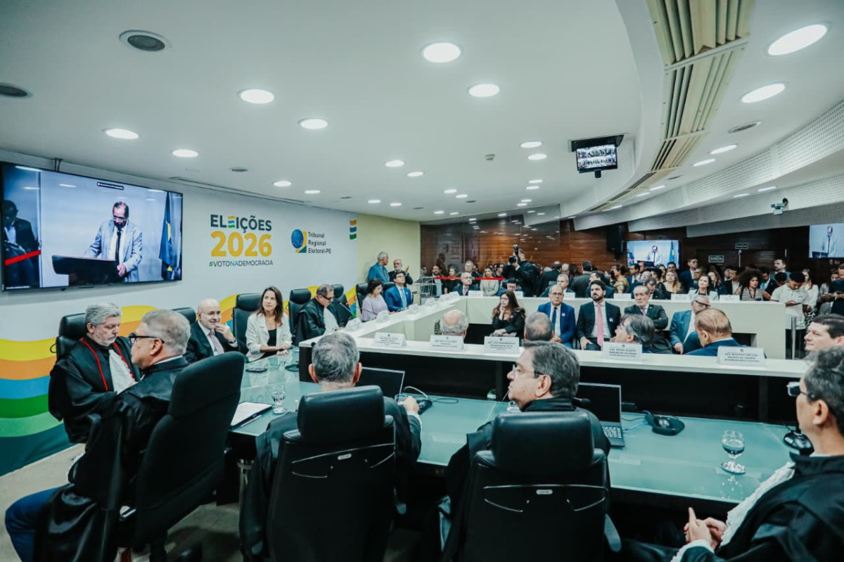 Leia mais sobre o artigo Governadora Raquel Lyra prestigia posse do desembargador Erik Simões como vice-presidente e corregedor do TRE-PE