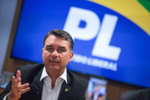 Leia mais sobre o artigo De volta ao Brasil, Flávio visita Bolsonaro e tenta reorganizar o PL