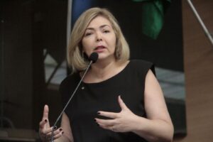 Leia mais sobre o artigo Liana defende a criminalização de conteúdos nas redes que incentivam a violência contra mulheres