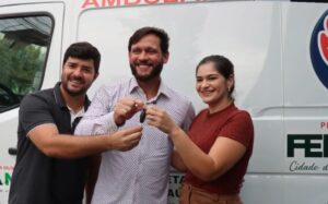 Leia mais sobre o artigo Prefeitura de Feira Nova entrega nova ambulância para reforçar atendimento à população