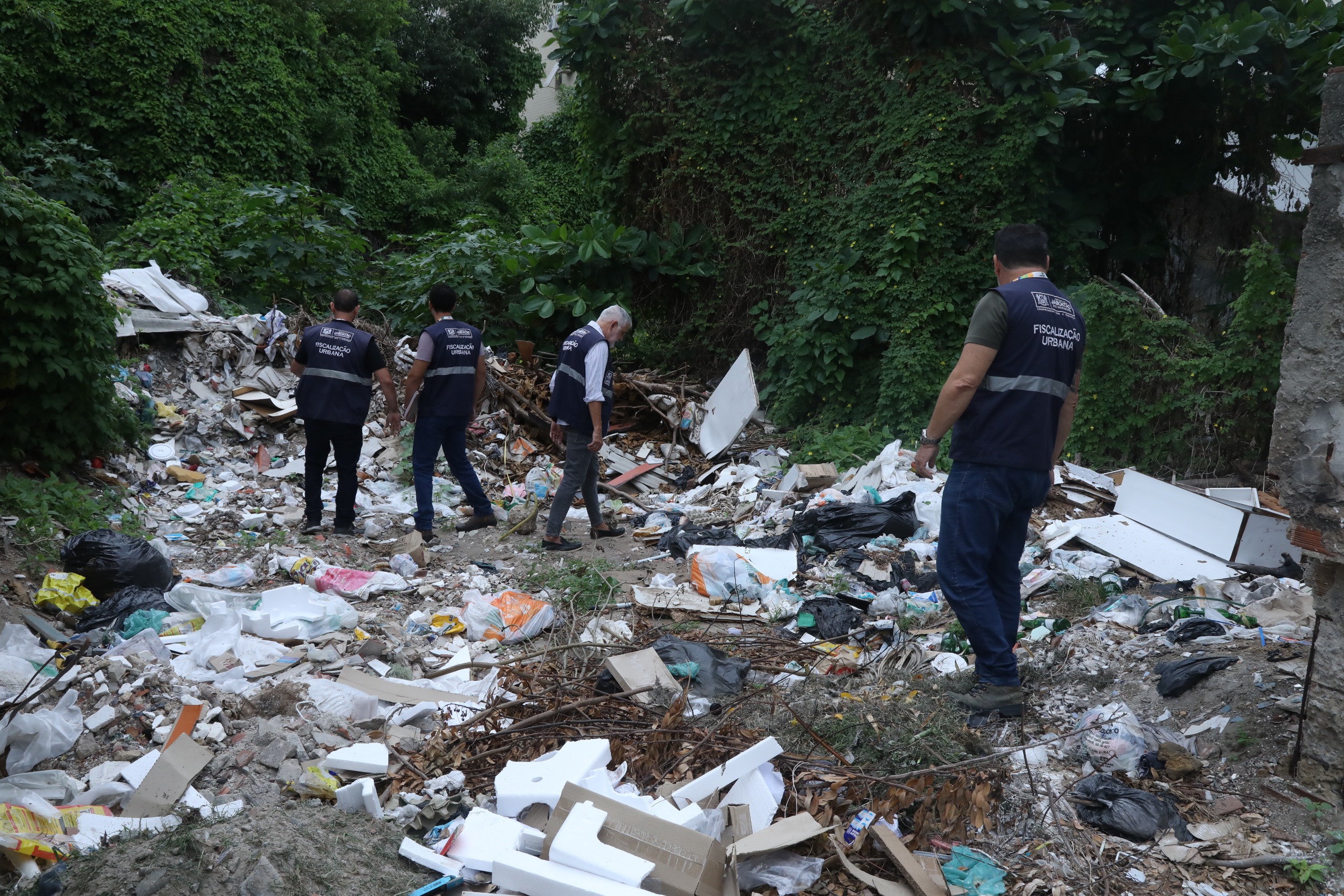 Leia mais sobre o artigo Planejamento Urbano do Jaboatão realiza autuação de terrenos irregulares em toda a cidade