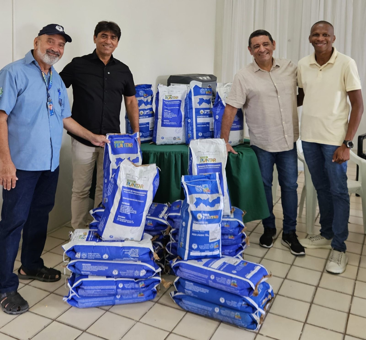 Leia mais sobre o artigo Mais de 500 agricultores recebem sementes em Itacuruba com participação de Juninho Cantarelli