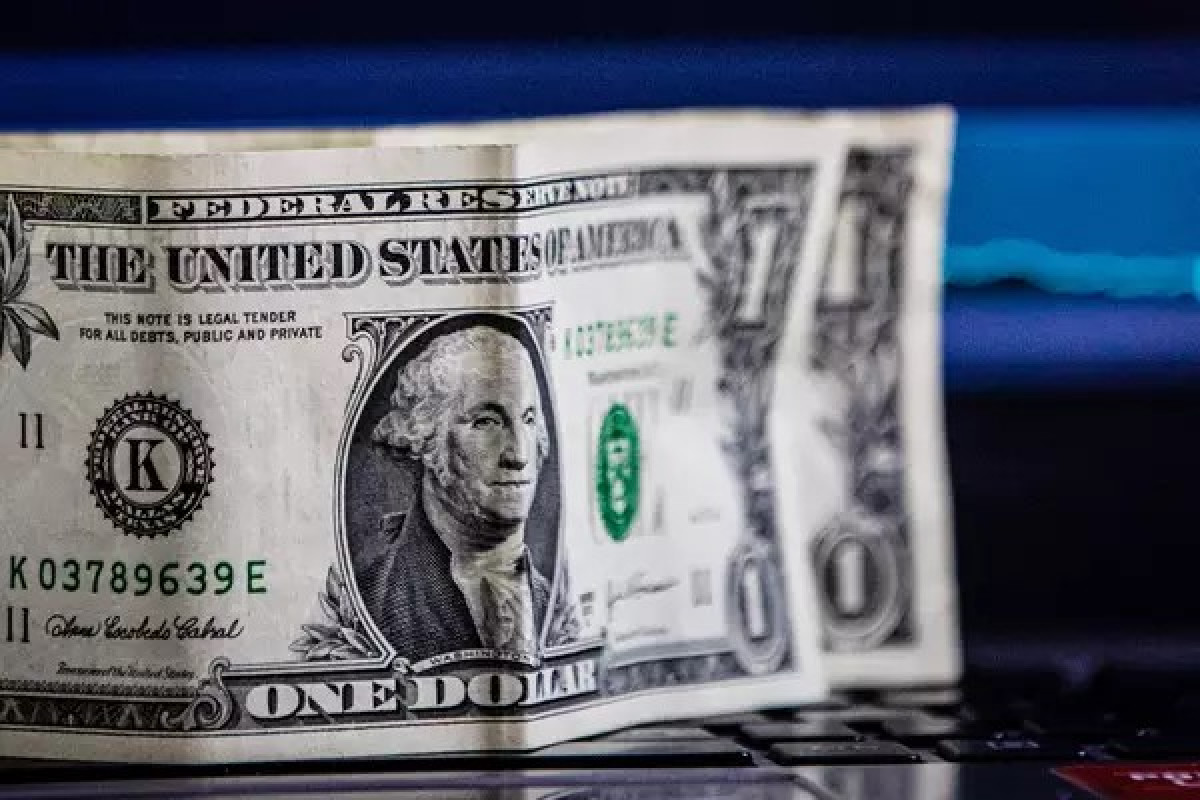 Leia mais sobre o artigo Dólar abre em queda após disparada com tensão no petróleo