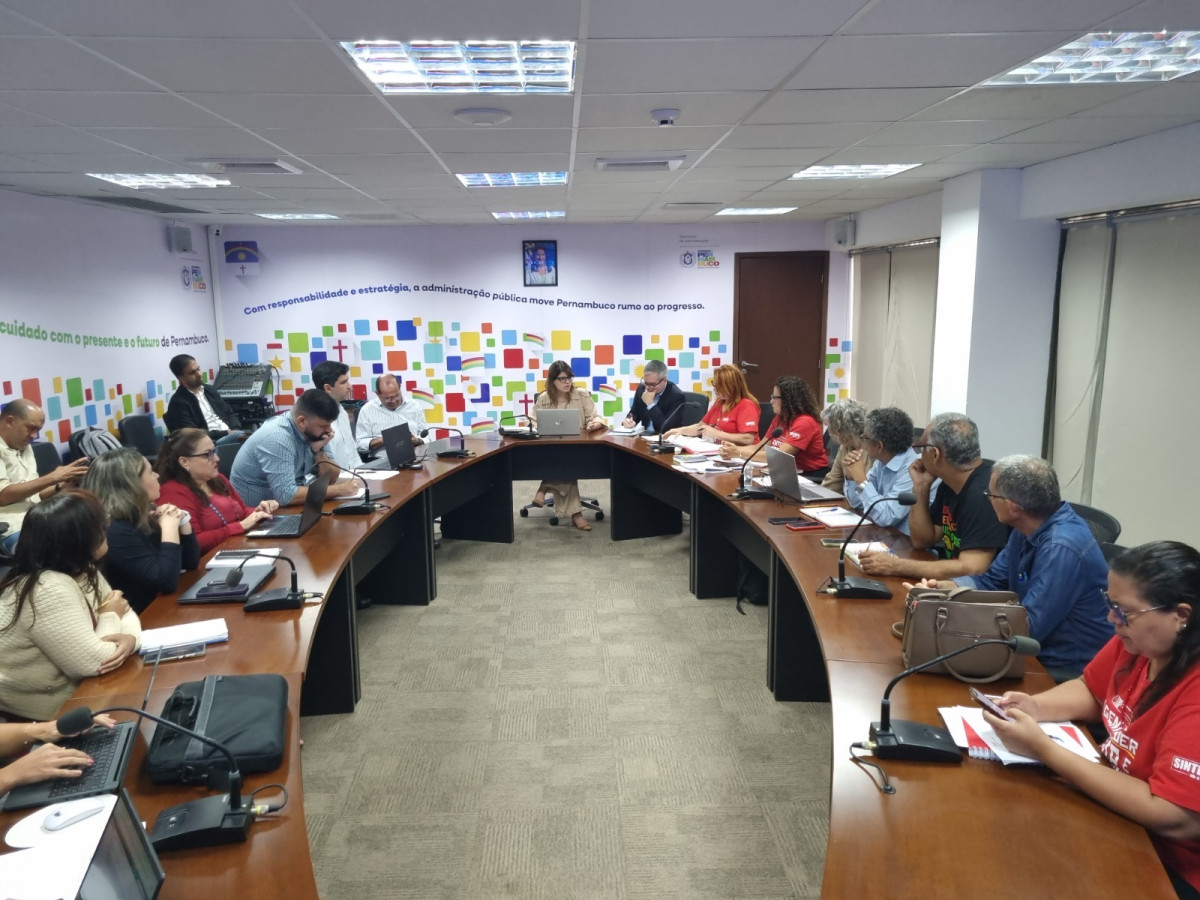 Leia mais sobre o artigo Governo do Estado fecha acordo e concede reajuste referente ao piso salarial para mais de 77 mil profissionais da Educação