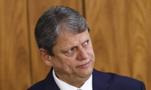 Leia mais sobre o artigo Tarcísio se reúne com Moraes e pede domiciliar para Bolsonaro