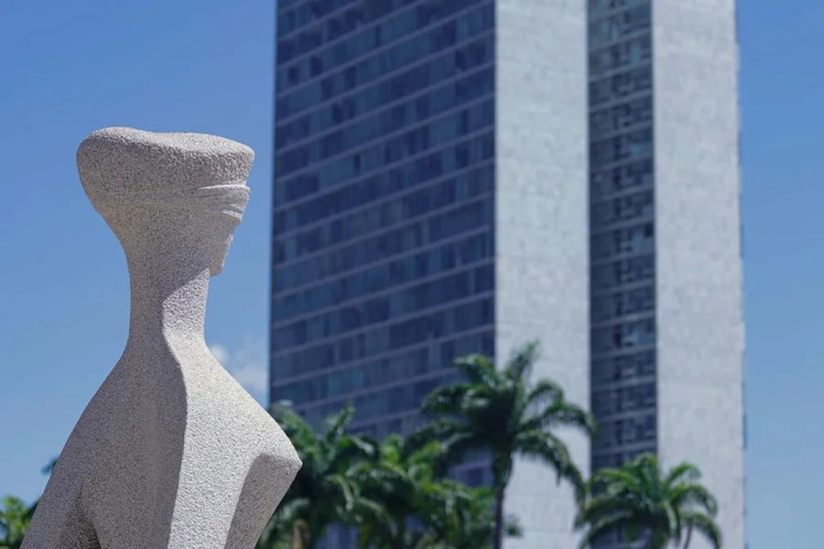 No momento, você está visualizando Limite de 35% para penduricalhos tenta frear supersalários no Judiciário