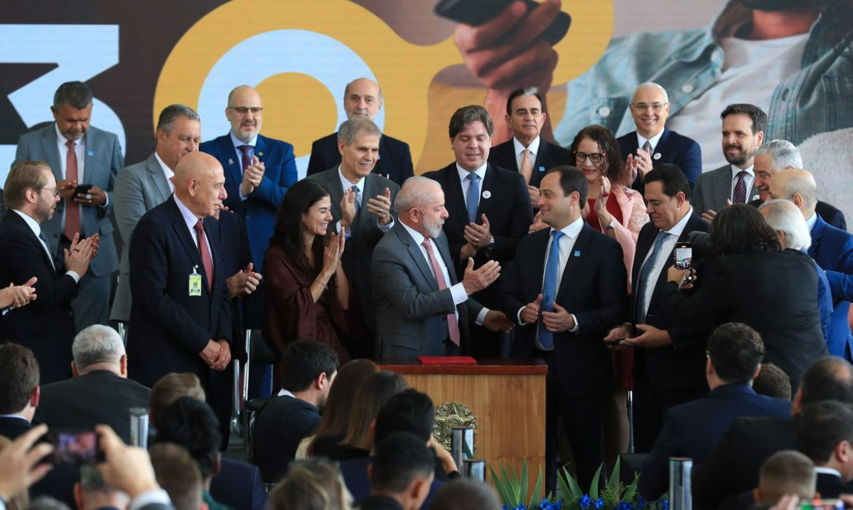 No momento, você está visualizando Governo vai liberar R$ 1,3 bi para kits de TV 3.0 a famílias de baixa renda