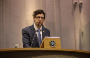 Leia mais sobre o artigo Rodrigo Farias leva debate sobre Doença de Chagas à Assembleia hoje com primeira audiência pública sobre o assunto