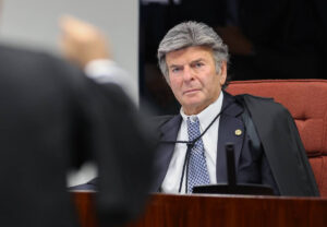 Leia mais sobre o artigo Fux vota para rever condenações do 8 de janeiro