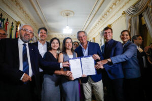 Leia mais sobre o artigo Governadora Raquel Lyra assina concessão parcial da Compesa para impulsionar o maior investimento em saneamento da história de Pernambuco