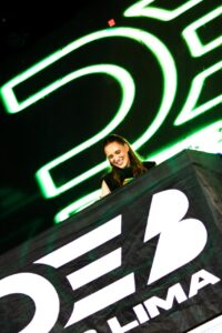 Leia mais sobre o artigo Deb Lima faz sucesso e arrasta multidão no primeiro dia da Festa da Pitomba