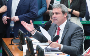 Leia mais sobre o artigo Lindbergh pede prisão de Eduardo Bolsonaro ao STF