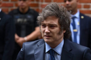Leia mais sobre o artigo Popularidade de Milei cai em meio a escândalos e crise econômica