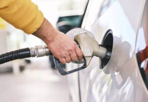 Leia mais sobre o artigo EUA avalia suspender imposto da gasolina