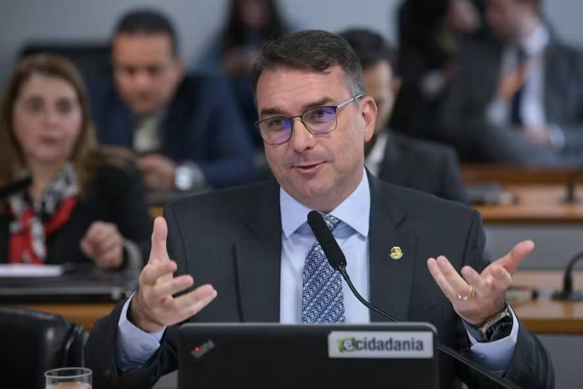 Leia mais sobre o artigo Flávio quer separar lucro de Vorcaro em filme sobre Bolsonaro