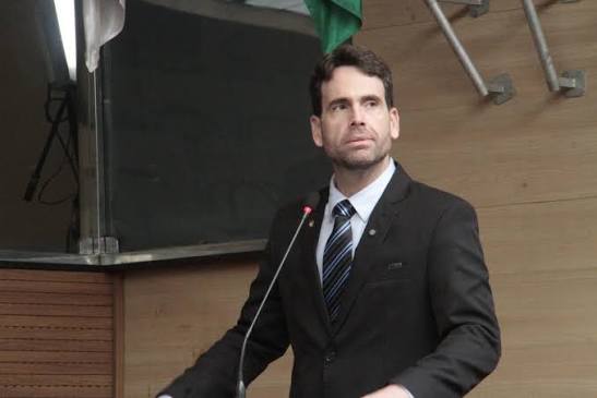 Leia mais sobre o artigo Eduardo Moura critica João Campos após TCE apontar sobrepreço de 63% em compra de bikes elétricas