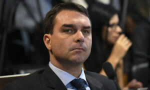 Leia mais sobre o artigo Crise do Master não derruba apoio de eleitores a Flávio