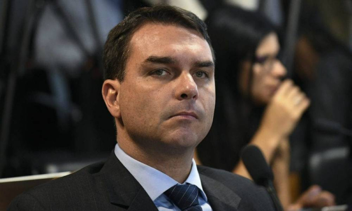Leia mais sobre o artigo Flávio Bolsonaro admite encontro com Daniel Vorcaro após prisão do banqueiro