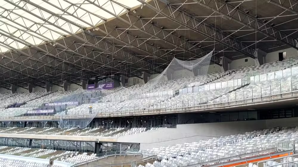Leia mais sobre o artigo Mineirão instala rede de proteção no setor da torcida visitante; veja imagens