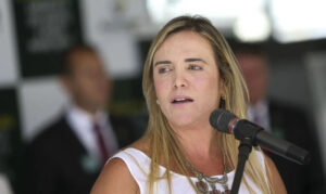 Leia mais sobre o artigo Celina exonera secretária de Desenvolvimento Social em meio a tensão com Ibaneis