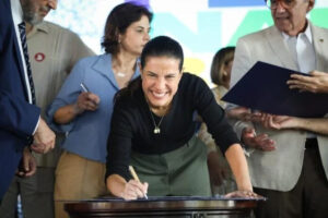 Leia mais sobre o artigo Governadora Raquel Lyra participa da abertura da Semana do Solo Seguro, entrega títulos e reúne representantes do Polo de Confecções do Agreste