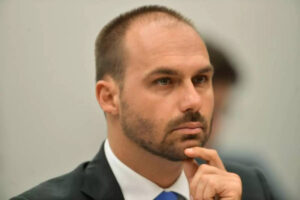 Leia mais sobre o artigo Moraes mantém julgamento de Eduardo Bolsonaro no STF