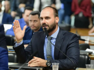 Leia mais sobre o artigo Eduardo defende Zanatta como vice de Flávio e critica Mourão