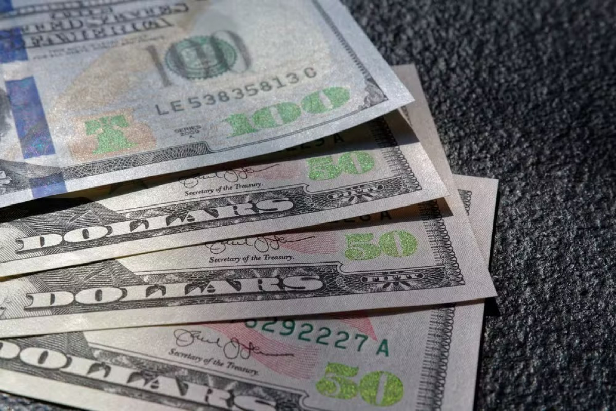 No momento, você está visualizando Dólar abre em alta com tarifas dos EUA e tensão no Oriente Médio