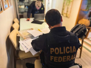 Leia mais sobre o artigo PF faz operação contra lavagem de dinheiro e bloqueia R$ 2,1 bilhões