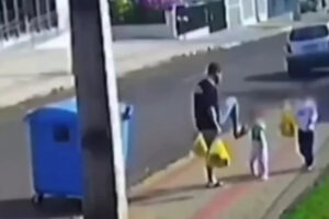 Leia mais sobre o artigo Pai é flagrado chutando o rosto da filha de 3 anos em rua no Paraná