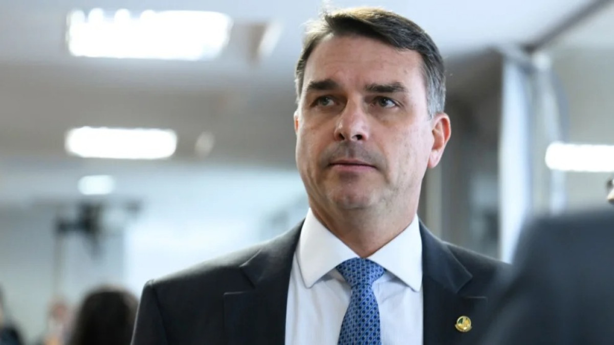 Leia mais sobre o artigo Flávio Bolsonaro afirma não ser responsável por prestar de contas de “Dark Horse”