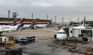Leia mais sobre o artigo Anvisa atualiza regras de segurança sanitária para aviões e aeroportos