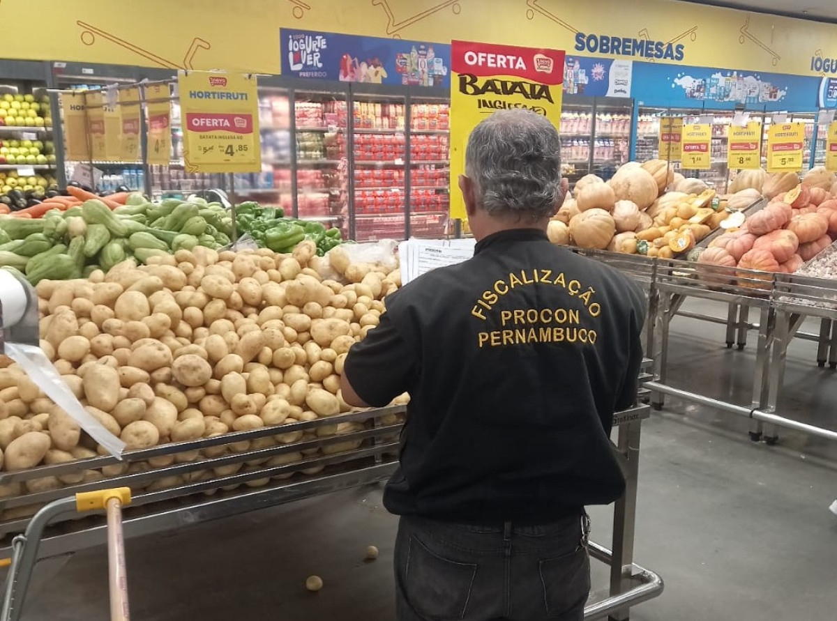 No momento, você está visualizando Procon-PE aponta queda no valor da cesta básica: Batata Inglesa, cebola, e feijão são alguns dos itens que sofreram redução