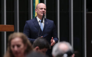 Leia mais sobre o artigo Líder da oposição acusa Dino de perseguição após operação contra Mario Frias