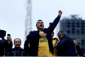 Leia mais sobre o artigo Flávio Bolsonaro é investigado em inquérito do financiamento de Dark Horse