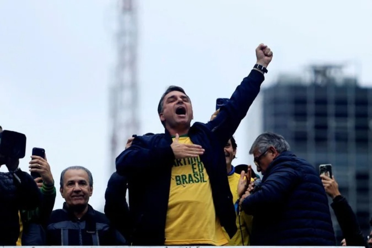 Leia mais sobre o artigo Flávio Bolsonaro é investigado em inquérito do financiamento de Dark Horse