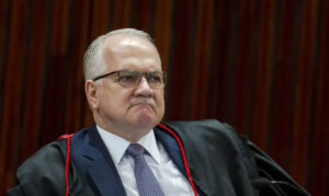 Leia mais sobre o artigo Fachin mantém sob sigilo investigação sobre emendas ligadas ao filme ‘Dark Horse’