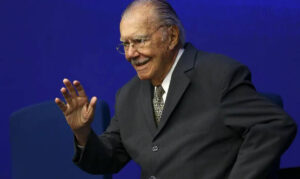 Leia mais sobre o artigo Sarney apresenta boa evolução no tratamento de pneumonia e pode ter alta nos próximos dias