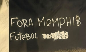 Leia mais sobre o artigo Torcida do Corinthians protesta, picha muros da sede e pede saída de Memphis