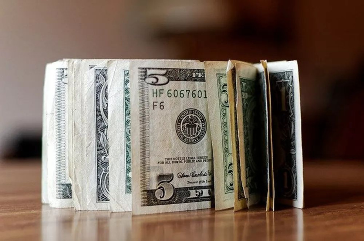 Leia mais sobre o artigo Dólar abre em queda a R$ 5,13 após decisões de juros no Brasil e nos EUA 