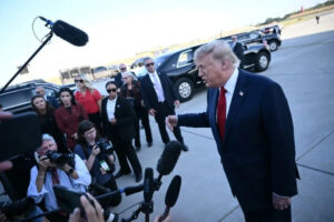 Leia mais sobre o artigo Emissoras vão processar governo Trump por impedi-las de entrar na Casa Branca