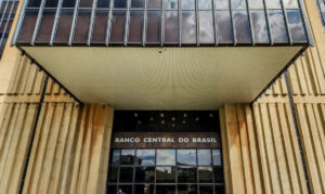 Leia mais sobre o artigo BC reduz projeção de crescimento da economia para 1,8%