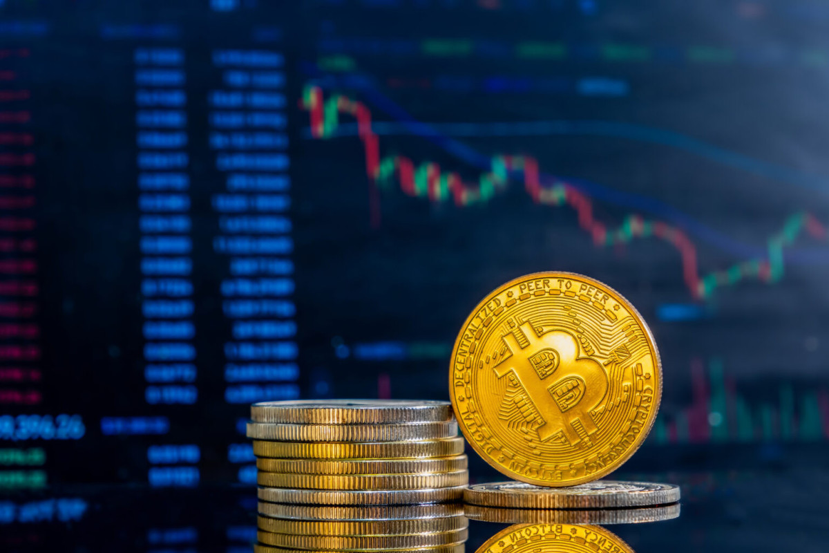 Leia mais sobre o artigo Bitcoin recua com mercado atento a possível alta dos juros nos EUA