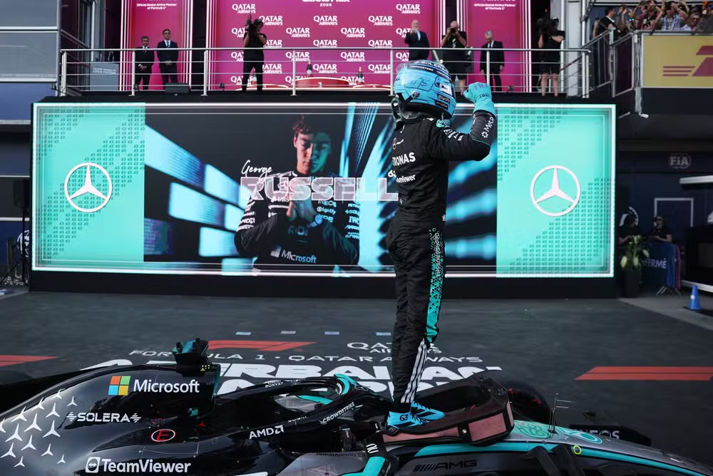 No momento, você está visualizando F1: Russell vence no Azerbaijão em chegada apertada