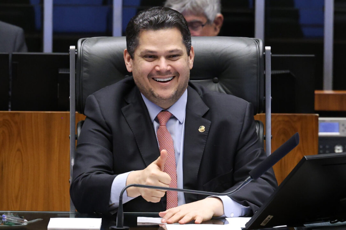 Leia mais sobre o artigo Alcolumbre sinaliza que não vota 6×1 em plenário antes do primeiro turno