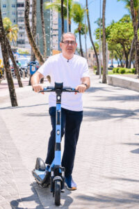 Leia mais sobre o artigo Mano Medeiros chega de patinete no Verão da Gente, anuncia novo banheiro público e mais ações para a orla do Jaboatão 