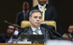 Leia mais sobre o artigo Mendonça manda remover posts que dizem que Lula jogou bandeira do Brasil no chão